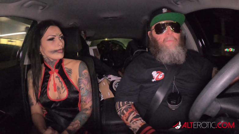 Alt Erotic: Hosferatu - Darcy Diamond es curada por el sargento Sal Yammi