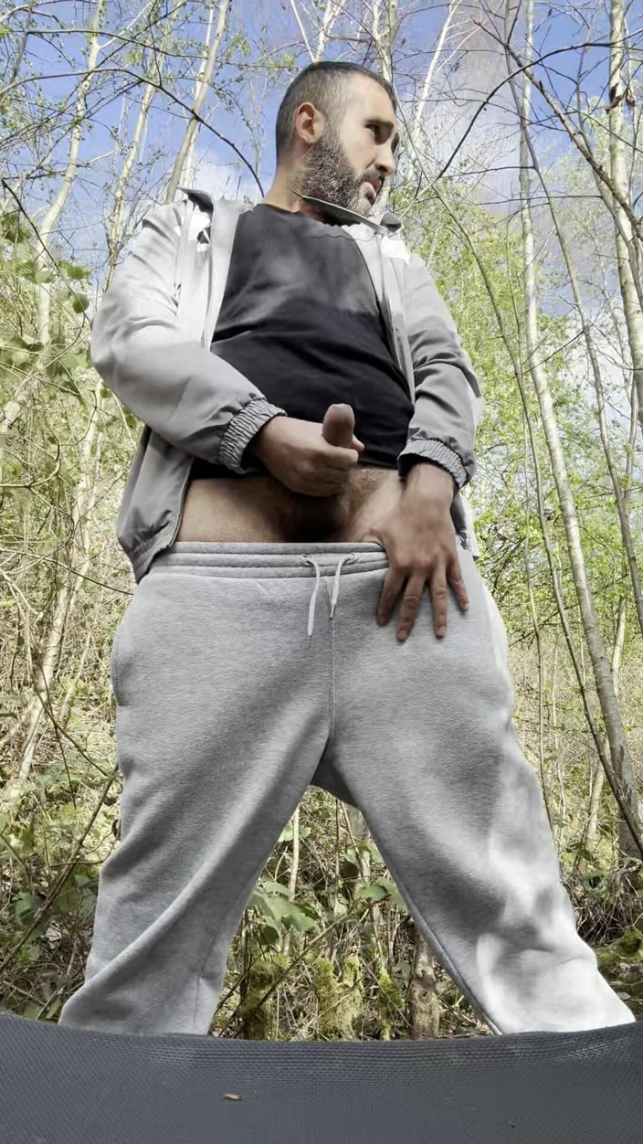 Growing teddy: Wank i skogen
