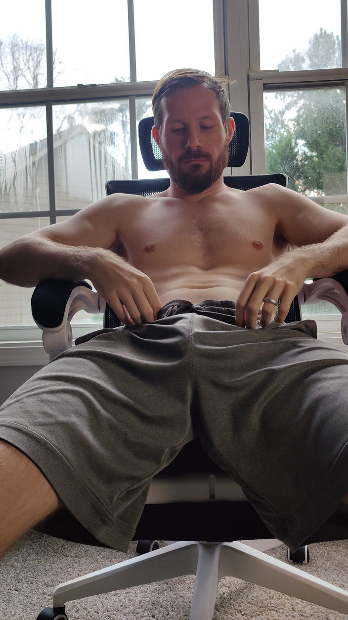 Albino Adonis: Primul mini videoclip solo cu stroke