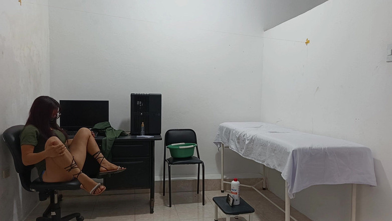 NEGRITA SEXY: L'infermiera tratta un cliente speciale mentre si masturba nello studio...