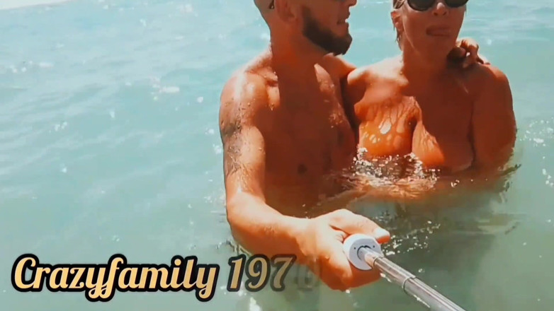 Crazyfamily 1970: Lato z macochą nad morzem