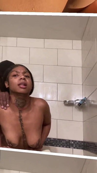Bella donna tatuata con culo grosso scopata a pecorina da un grosso cazzo nero!
