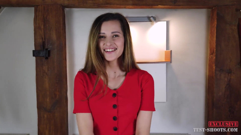 Test-Shoots: Naked pretty amateur teenager Josie in nude casting video