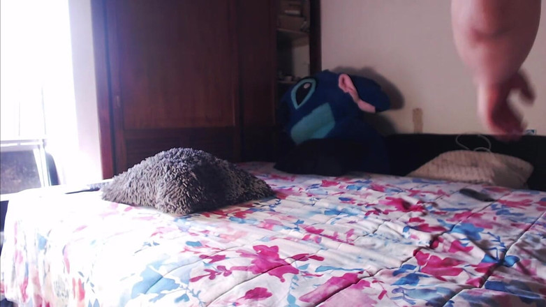 Icyhot707: Lelaki dengan lenseria bogel dan menunjukkan zakar femboyrenya pada lenseria...