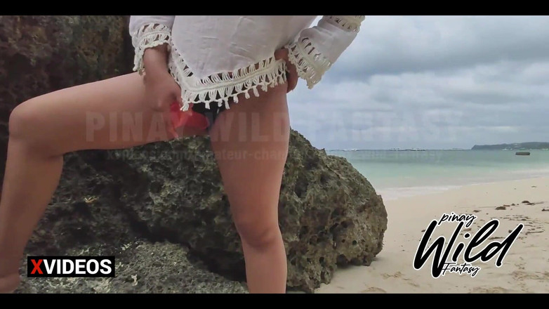 PinayWildHotCouple: Bini pinay miang melancap di luar dan bermain dengan dildonya...