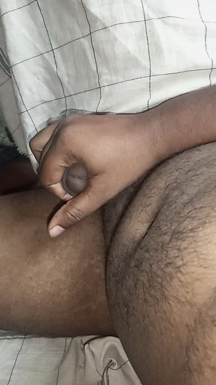 Sweet Indian cock: Mătușa Shallu Desi suge țâțele în baia de acasă