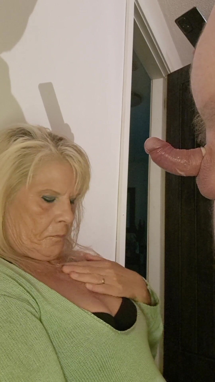 Milf-T: Сексуальна бабуся змушує його Cum.mp4