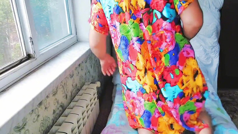 Kitty_Cross: Roztomilá trans holka si čistí sukni před šukáním venku