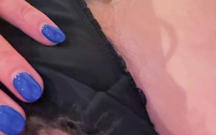 Sophie James: 超级泼妇金发女郎sophie james展示她毛茸茸的阴户