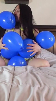 Îmi place modul în baloane de latex se simt pe pielea mea, nu mă pot abține, dar păstrați frecare-le peste tot peste mine!!