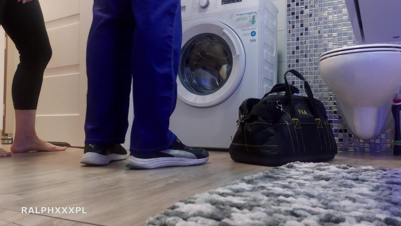 RalphXXXpl: Hospodyňka uvízla v pračce a instalatér ji ošukal