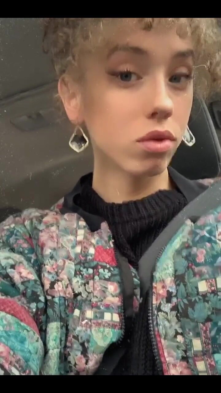 Tia Tizzianni Productions: 비즈니스 캐주얼 Lily Demure