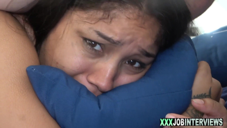 XXX Job Interviews: Chica Amateur Con Frenillos Gruesos Hace Anal