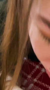 Elle voulait manger, mais elle s’est fait éjaculer sur le visage
