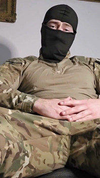 Castigo para el recluta, tu comandante te permite oler las axilas de su soldado sudoroso