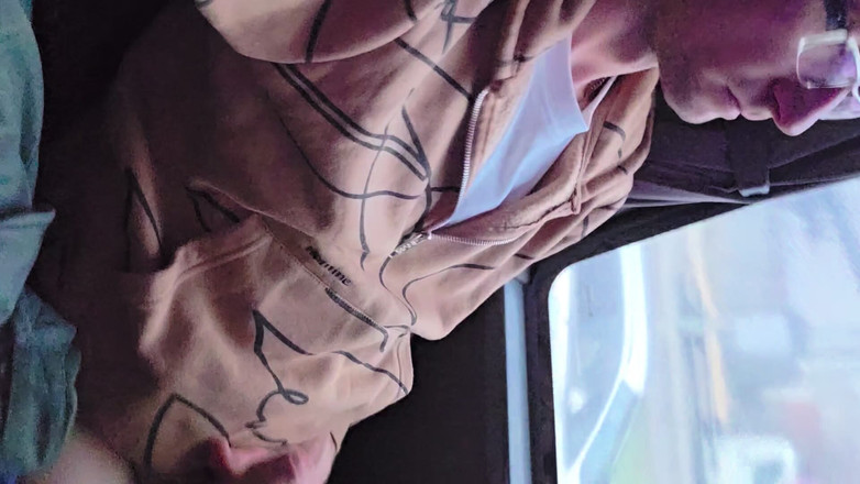 KrissKiss: Рискованно дрочит в автобусе