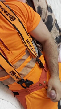 Dřevorubec V Hivis Vyhoní Jeho Obrovského Ptáka a Uctívání Svalů