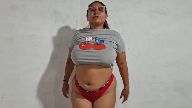 SugarPose: Big Breast Latina odbija się w bieliźnie