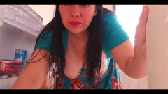 BBW Kelly Mom: 热辣继母Kelly被困在冰箱里时被干