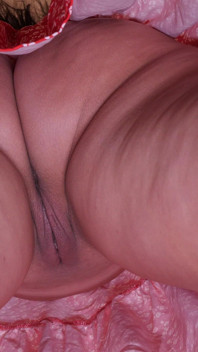 Milf Tina - coño debajo de la falda roja