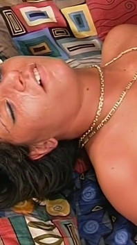 MILF si rambut coklat yang menggoda dijolok dan dikongkek ekstasy di sofa