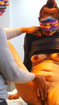 Eenzame huisvrouw belt Househelp om te koken en te neuken in de keuken 1