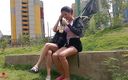 Horny lesbian sex: Un par de hermanastras se encuentran en el parque al...