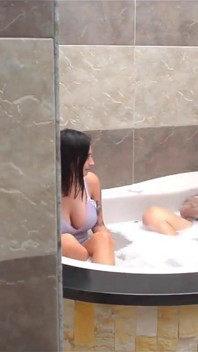 2 pár se nachází v ClubU Swagger k šukání a výměně - Sara Blonde a Jenifer hrají