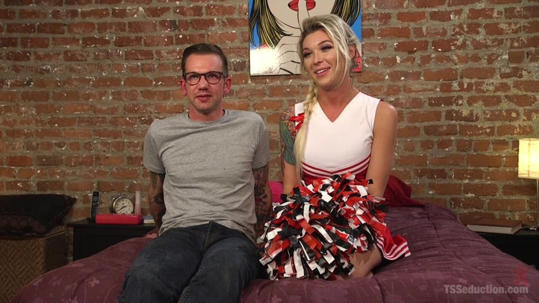 Kink TS: La cheerleader troia corrompe con una scopata di culo atletica