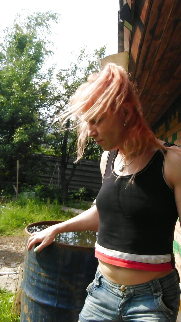 Alexa Cosmic: 옷을 입고 나는 물 통에 목욕. 숏숏으로 젖은 후장