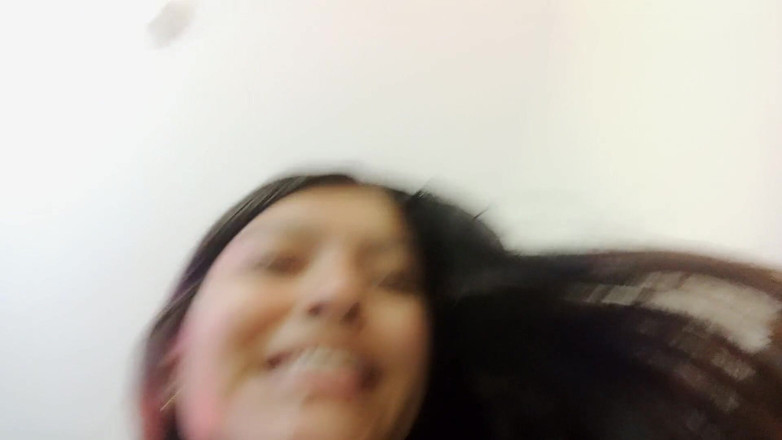 Prisila Devid: Ragazza sexy si masturba nella sua camera da letto