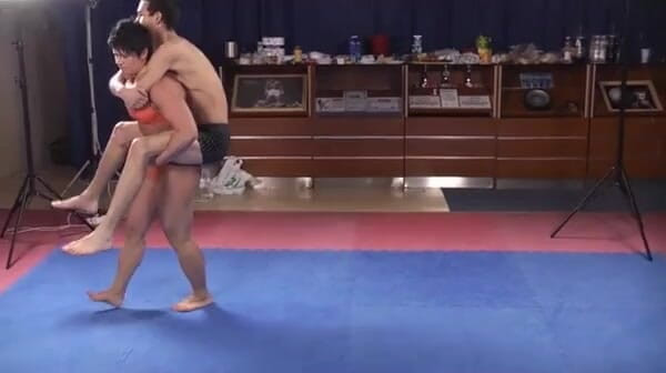 European Lift and Carry Club: Samantha Sunny in wrestling game with her boy
