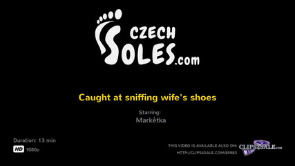 Czech Soles - foot fetish content: Přistižen při čichání manželčiny boty