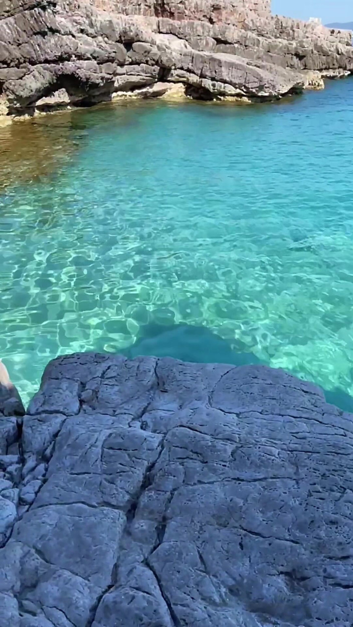 Johnny Grey: Schätzchen lutscht gerne großen schwanz am strand - heißes teen, 18-jährige brünette...