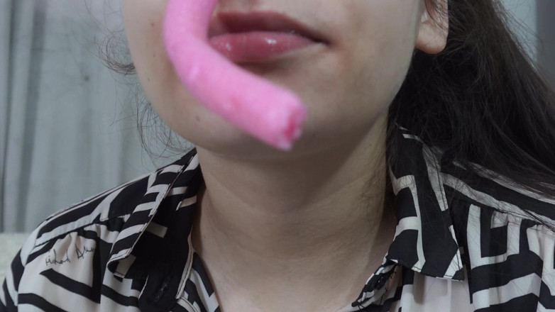 AmayaMori: Hij speelt met mijn neus. Ik stop een dun roze...