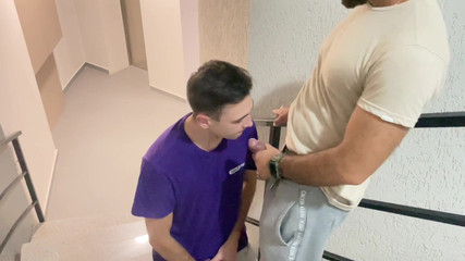 Nick Lewis: 계단에서 배고픈 창녀를 불고