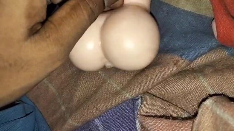 Desi Tits: Hintli genç oğlan seks oyuncağını sikiyor bölüm 1