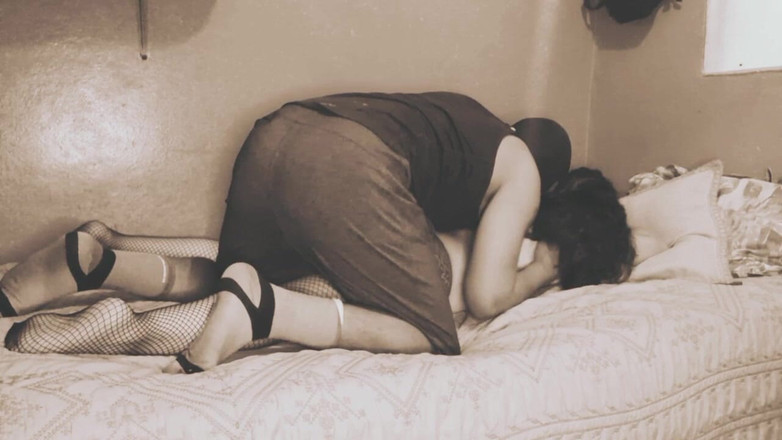 Sofixxx: 私たちが一人でいるとき、私はぽっちゃりした売春婦の義理の妹になんておいしい後背位ファックをするのでしょう