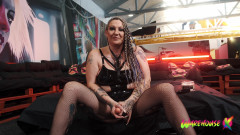 Livie Blainn: 给可悲的小鸡巴男人的撸管指挥