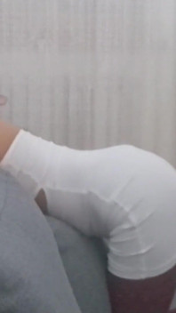 MILF v sexy oblečení si vezme penis do úst a semeno jí vytryskne na jazyk.