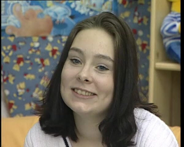 YOUR FIRST PORN: Eva se branle avec un sourire sur le visage