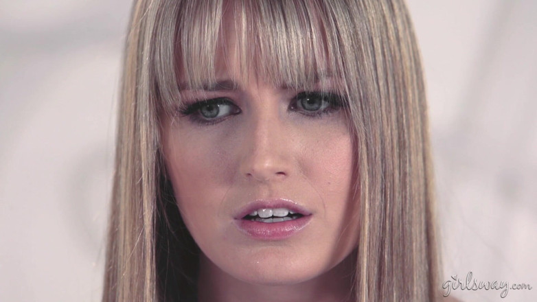 Girlsway: Girlsway - verslaggever Scarlett Sage wordt geneukt door Lesbaliens Carolina Sweets...