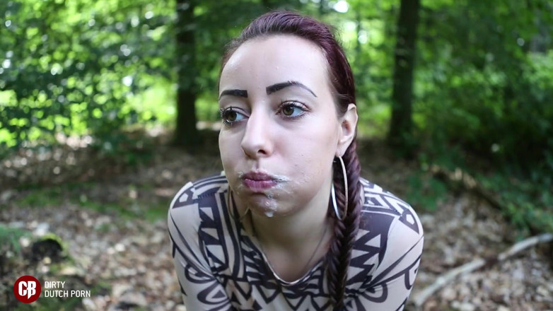 Cumbizz: Dutch teen student gives blowbang during lunch break
