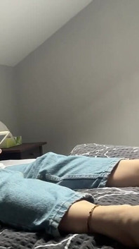 발 마사지를 즐기고 책으로 휴식을 취합니다.