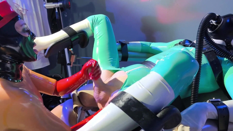 Madame Moira Dominatrix: Fisting s plynovou maskou na gynecoligické židli v žaláři