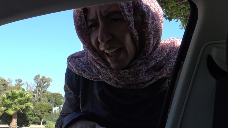 Souzan Halabi: Troia algerina mostra la sua figa pelosa ad un uomo...
