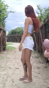 Masturbându-se în aer liber pentru roșcata sexy căreia i-a plăcut