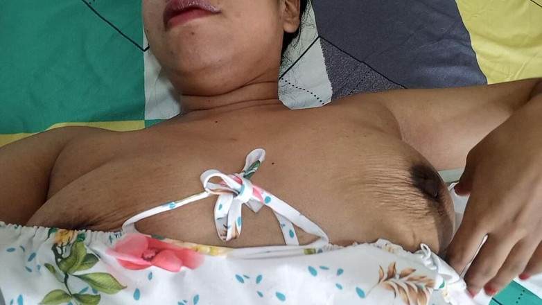 PATY PATY: 的继女用她的身体脱衣服做疯狂的事情，直到她变得兴奋，她的牛奶出来