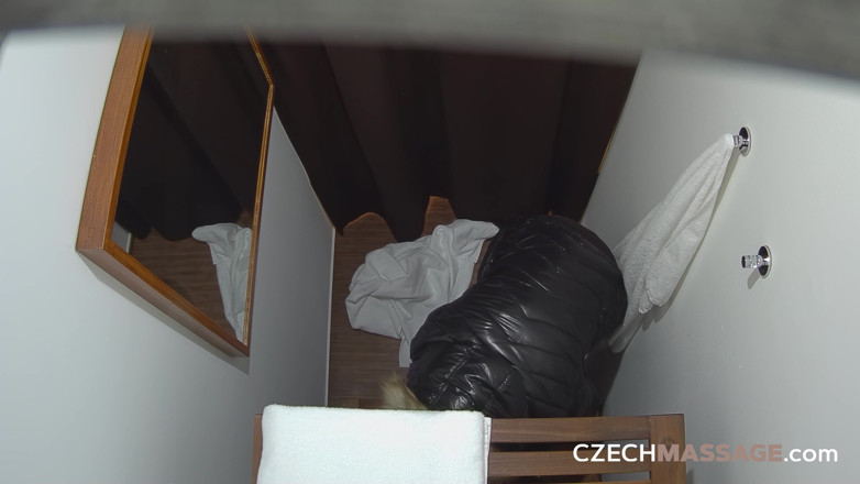Czech Massage: Tsjechische massage: jonge blondine tot het uiterste geneukt op de...