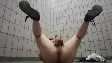 dexis_q: Moi dans les toilettes de l’autoroute après m’être fait baiser